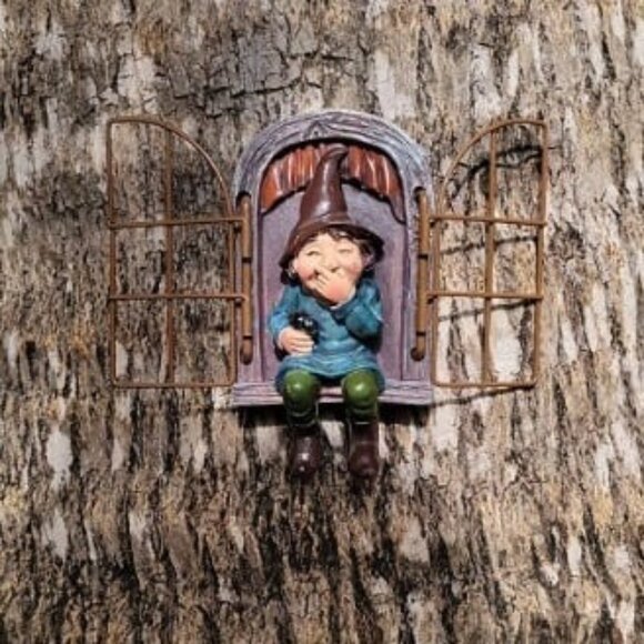 Garden Gnome Statue, Elf Out The Door Tree Hugger -5.9 Inch, Funny Garden Decor - Picture 1 of 2